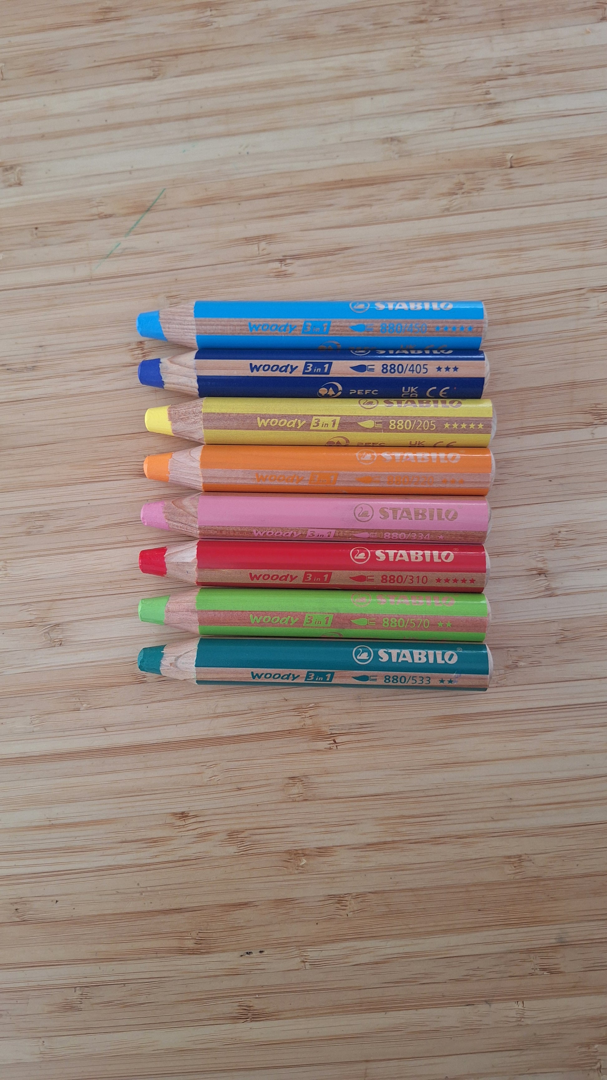 Image de 8 crayons woody vendus sur la boutique en ligne Le Monde en Livrets