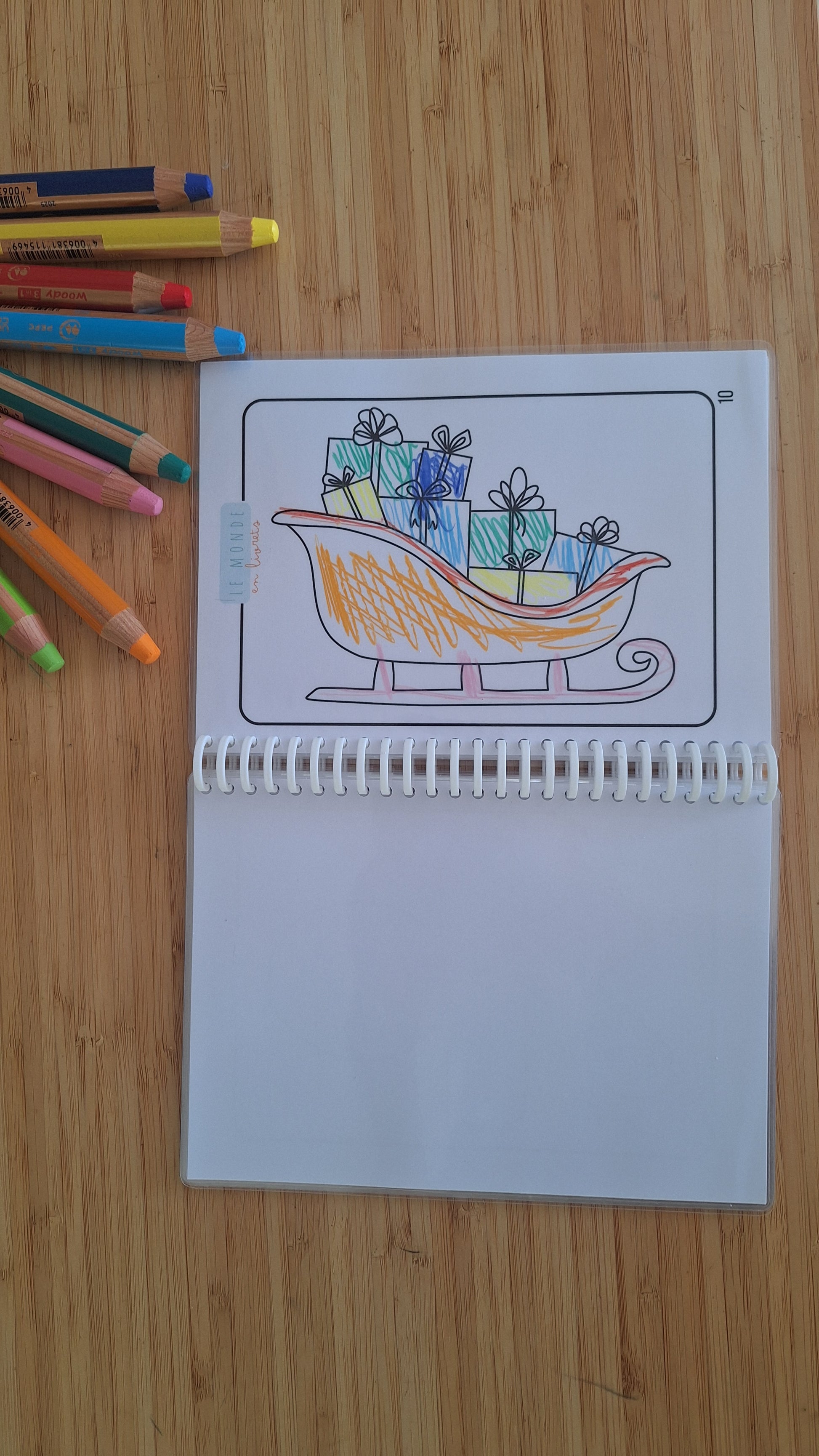 Image du dessin d'un traineau de pere noel colorie avec des crayons woody stabilo 