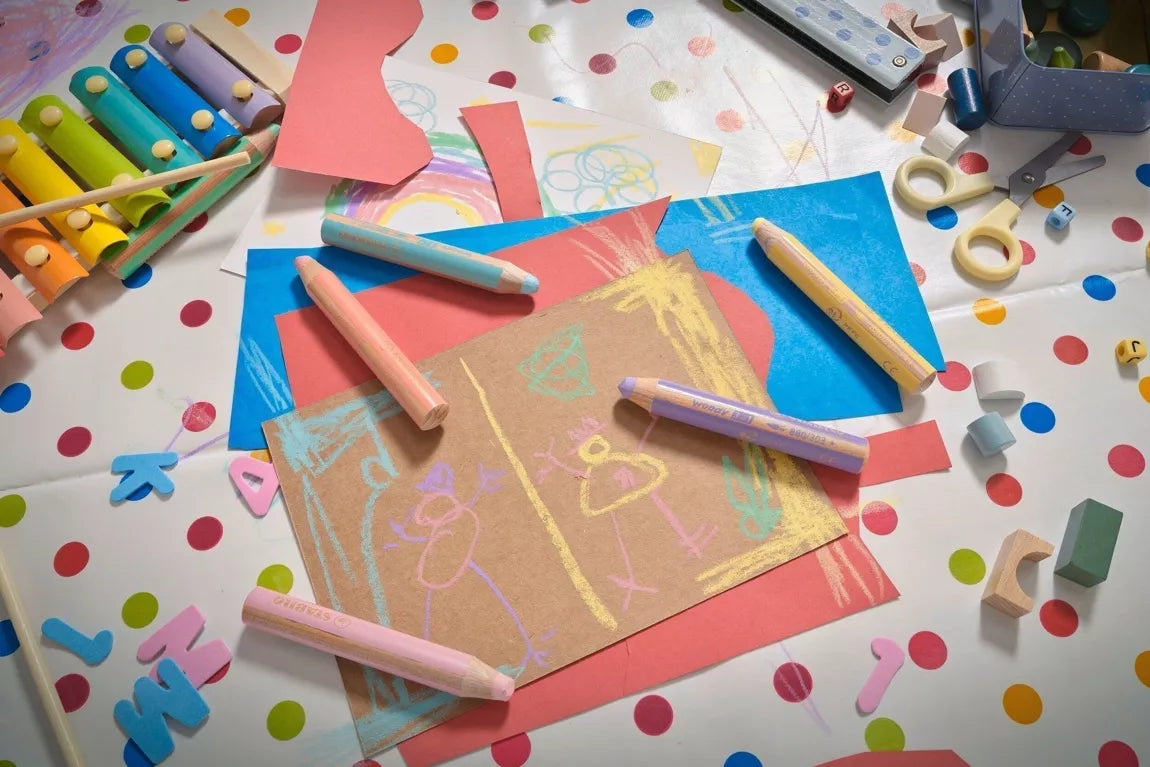 Image de dessins d'enfant avec des crayons woody le monde en livrets