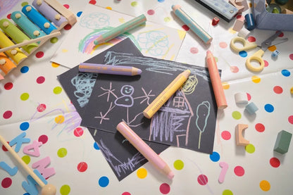 Image de dessins d'enfant avec des crayons woody le monde en livrets