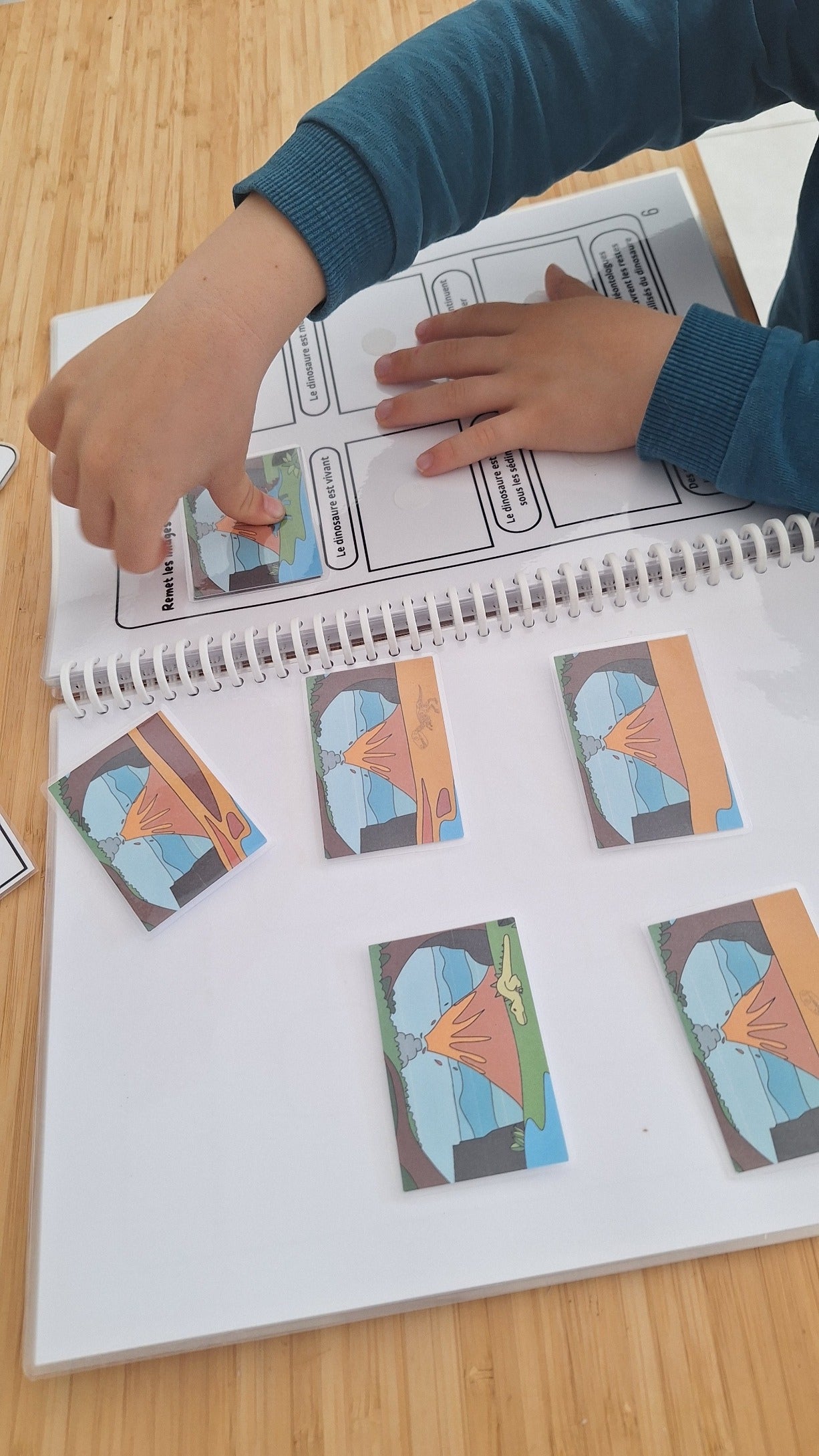 Image du livret d'activité le monde en livrets sur le theme des dinosaures