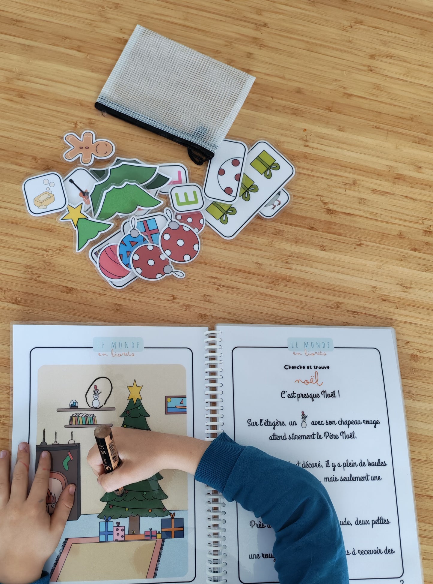 Image du livret d'activite sur le theme de noel avec les vignettes la pochette et le crayon woody noir offert