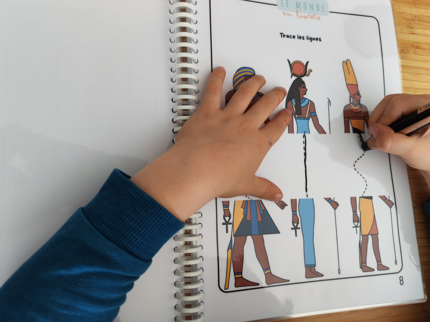 Image du livret d'activité page sur les pharaons et retracer des lignes