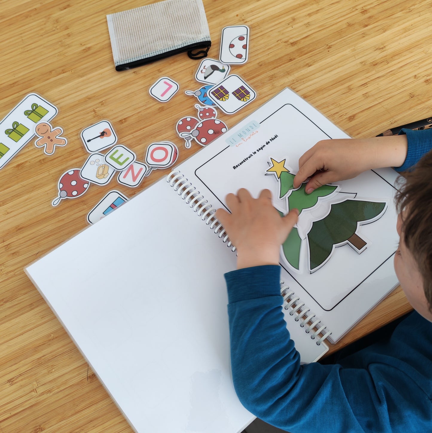 Image du sapin de noel a reconstruire fait par un enfant livret concu par le Monde en Livrets